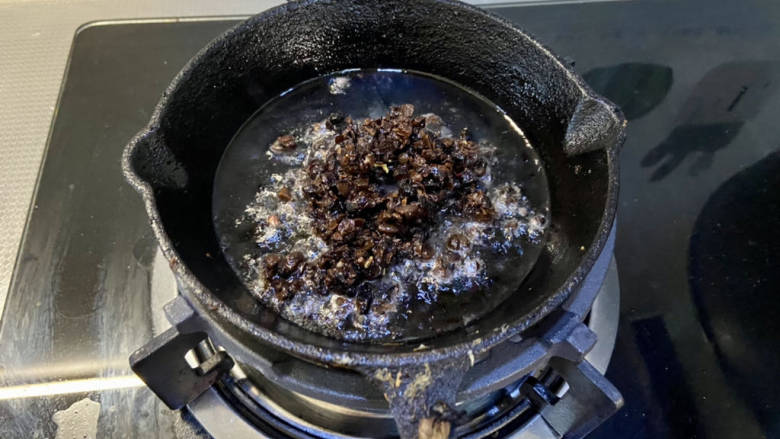芋头蒸五花肉,热锅加入适量食用油,下豆豉碎,小火煸炒出香味