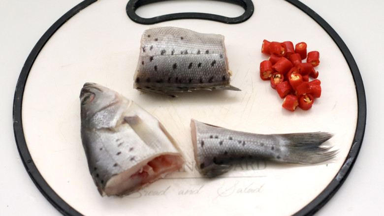 鲈鱼炖豆腐,<a style='color:red;display:inline-block;' href='/shicai/ 371'>鲈鱼</a>去除内脏杂质和鱼鳞,洗净后切段,小米辣3个。