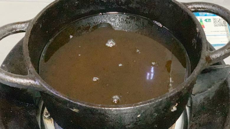 雪绵豆沙,锅里放油(多点)用猪油炸不容易变黄,家里没有放植物油炸。