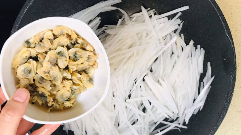 萝卜蛤蜊汤,炒至萝卜丝恹恹,加入蛤蜊