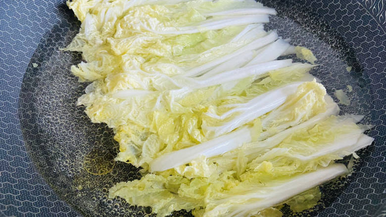 凉拌娃娃菜,锅中加入适量清水大火烧开,放入娃娃菜焯烫断生即可