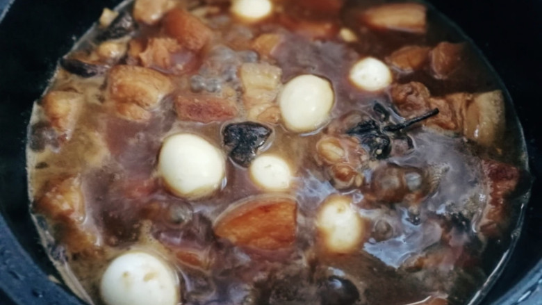 鹌鹑蛋红烧肉,肉炖烂以后,加入鹌鹑蛋,再炖半小时。