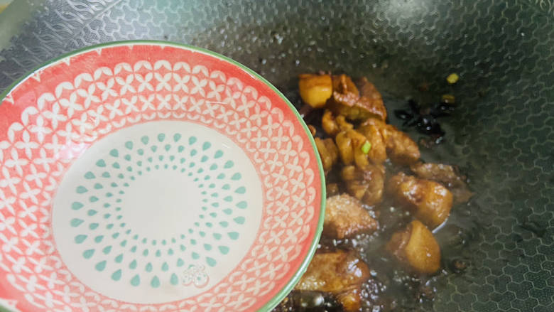 红烧猪肥肉,加入饮用水,莫过食材。煮至软烂