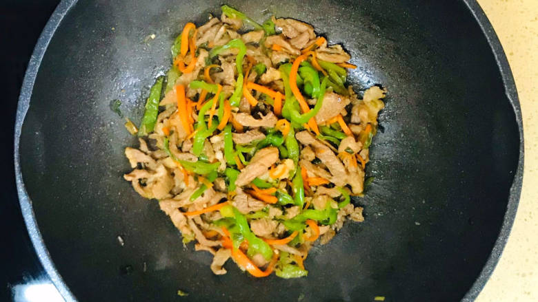 千张肉丝,翻炒至熟透,就可以关火起锅了