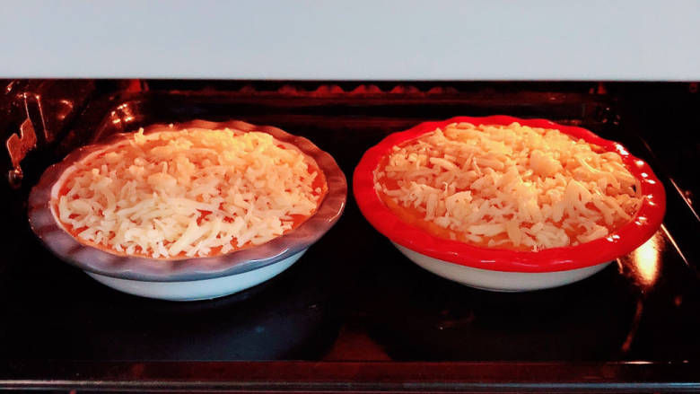 芝士烤红薯,将烤碗放入烤箱,180度烤10分钟。