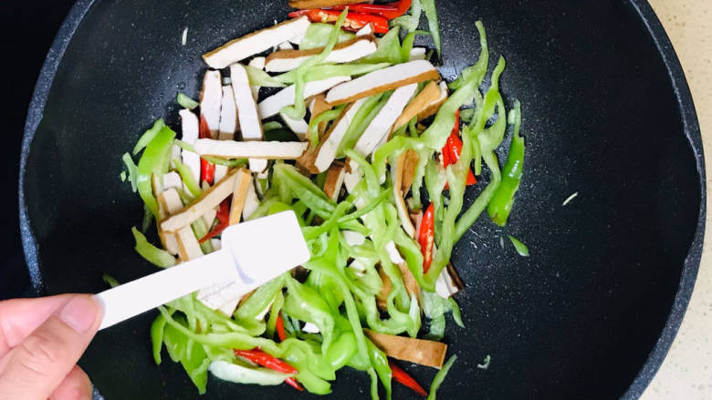 双椒豆干,翻炒均匀,撒入盐调味