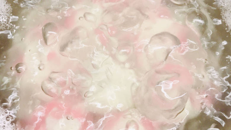 #闹元宵#爱心汤圆,放入开水锅中煮,汤圆浮上水面再煮一分钟就可以捞出来了