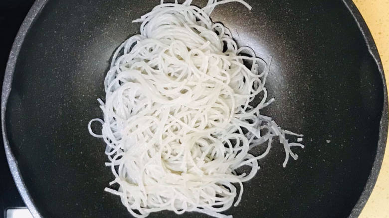 韭菜豆芽炒粉丝,起油锅,油烧热,加入粉丝