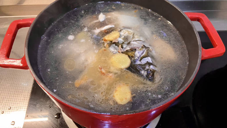鱼头炖汤➕鱼头豆腐汤,鱼头转移到汤锅中,加入没过鱼头的开水