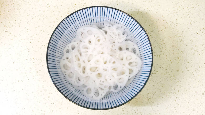 荷兰豆藕片,捞出来,加冷水浸泡