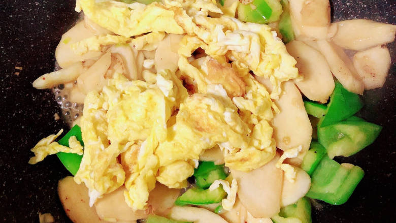 茭白炒鸡蛋,放入青椒、鸡蛋,翻炒入味。