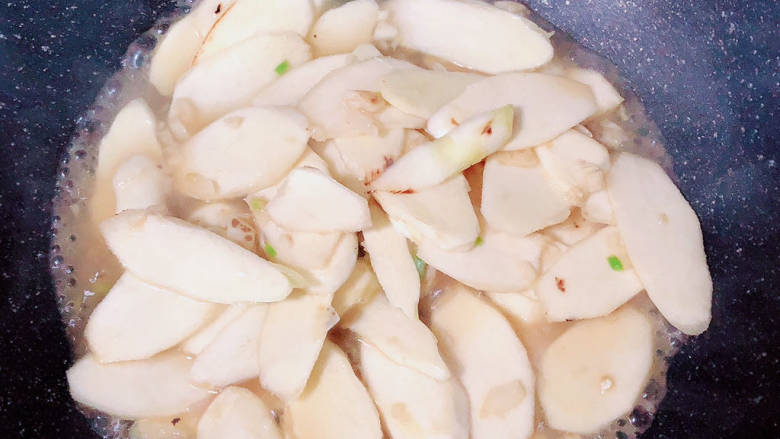 茭白炒鸡蛋,加入少许水,将茭白炒至八分熟。