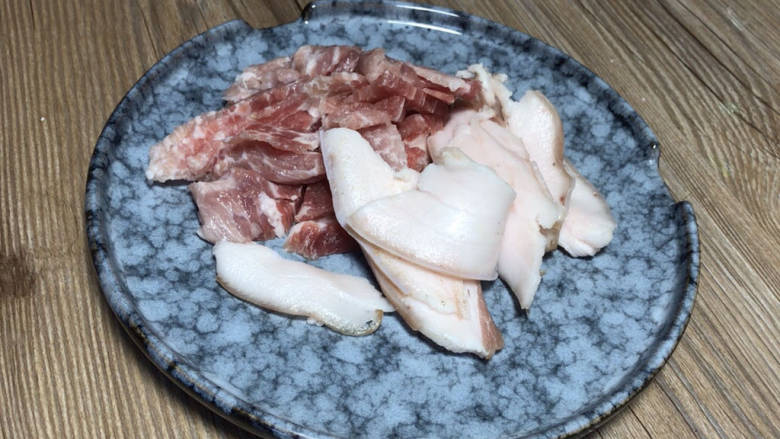 洋葱平菇炒肉,<a style='color:red;display:inline-block;' href='/shicai/ 414'>猪肉</a>洗净后,肥瘦分别切成薄片备用