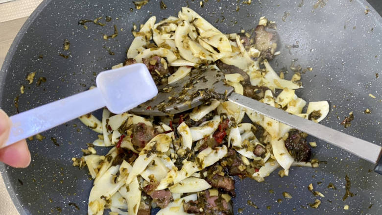 腊肉炒冬笋➕外婆菜腊肉炒冬笋,尝下咸淡,如果觉得淡,可以补充少许食盐,翻炒出锅