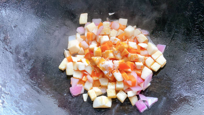 杏鲍菇炒鸡丁,加少许清水，小火焖煮