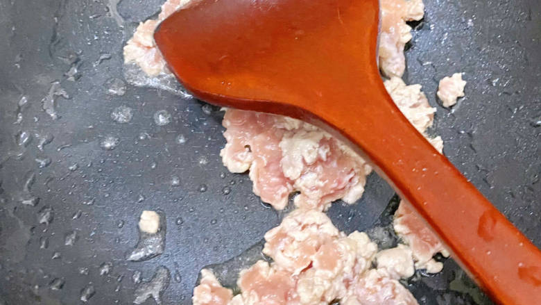 鸡蛋炖豆腐,热锅下油,然后加入瘦肉翻炒