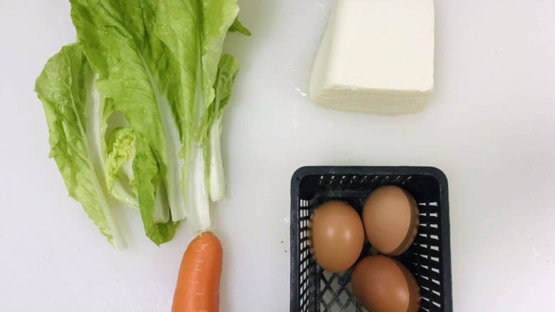 豆腐蛋花汤,所有食材都在这里,三人份。