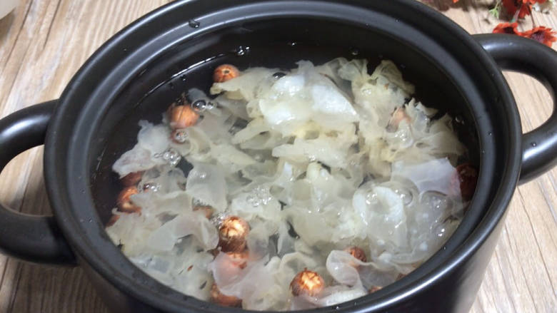 南瓜银耳莲子羹,洗净后放入砂锅中,加入多点清水