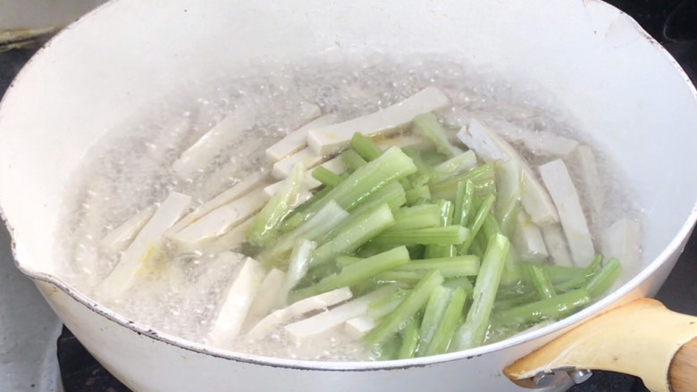 芹菜炒香干,加入芹菜,拌匀,煮至断生,捞出沥水备用