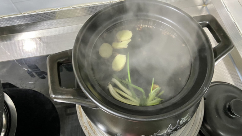 红烧羊肉煲➕胡萝卜煲羊排,砂锅中加入足量的水,加入葱结,一半姜片,一半花椒,煮开
