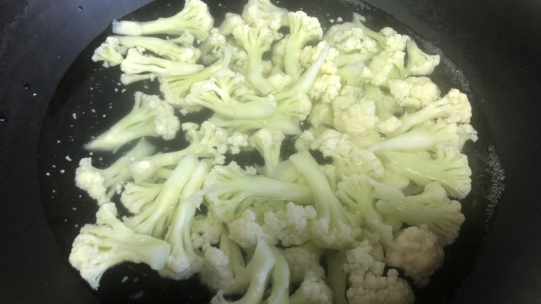 椒盐花菜,锅里水烧开,把花菜烫半分钟