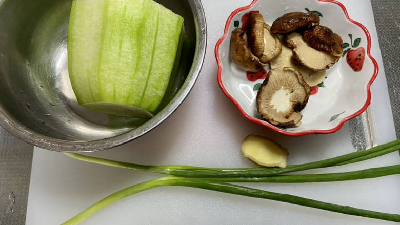 冬瓜瘦肉汤➕冬瓜香菇鸡肉汤,冬瓜去皮洗净,泡发好的香菇去蒂洗净,小葱择好洗净,姜搓洗干净