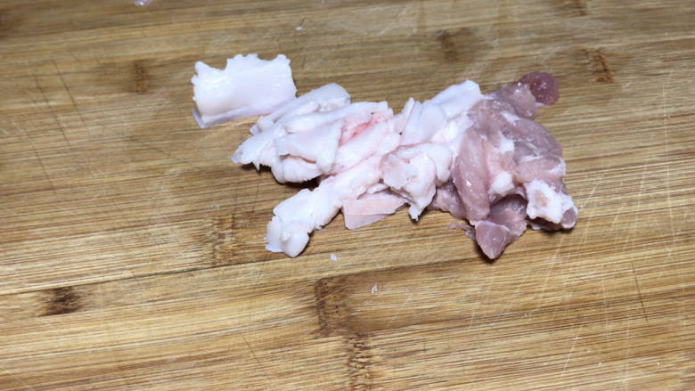 虾仁豆腐煲,<a style='color:red;display:inline-block;' href='/shicai/ 414'>猪肉</a>洗净,肥瘦分别切成薄片,备用