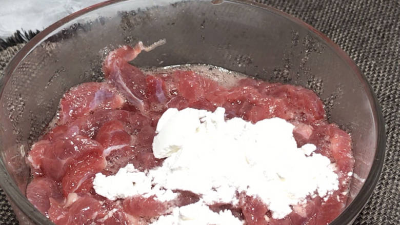 双椒牛排,再加入淀粉,搅拌均匀,腌制15分钟