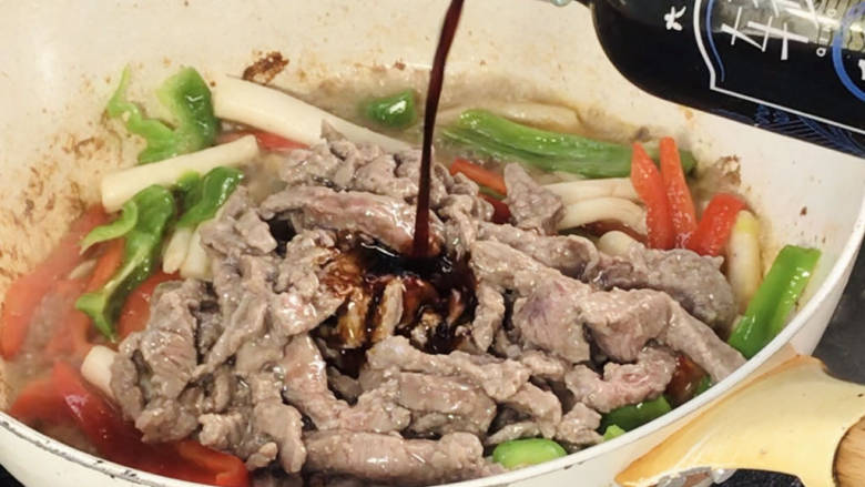 双椒牛排,放入牛肉、轻盐酱油,翻炒均匀至入味