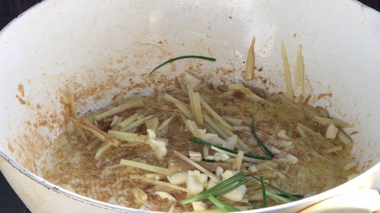 鱼香肉丝,就着油锅放入姜丝炒香，再加入葱蒜炒香，（可以吃酱的这个时候加入豆瓣酱炒出红油更好吃）