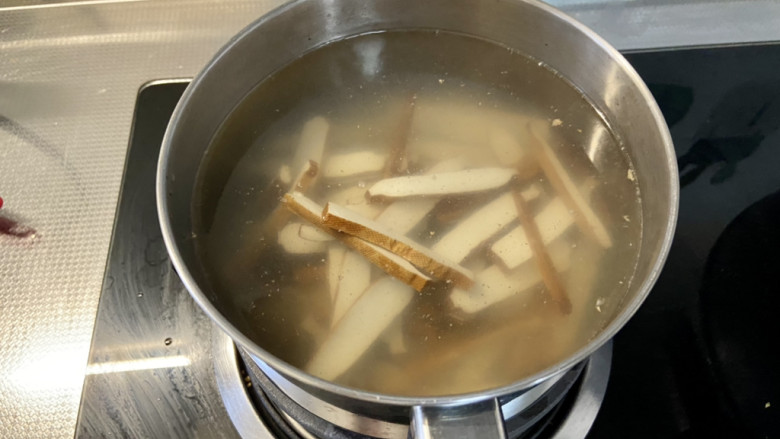 芹菜炒香干➕芹菜榨菜炒香干,坐锅烧水,水开下香干焯水一分钟