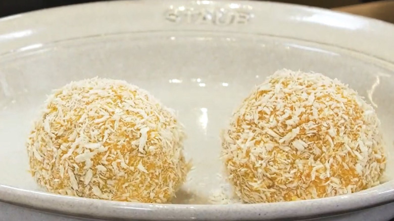 意大利创新菜|油炸米团子 Arancino,炸好的糯米球取出沥干,装盘.