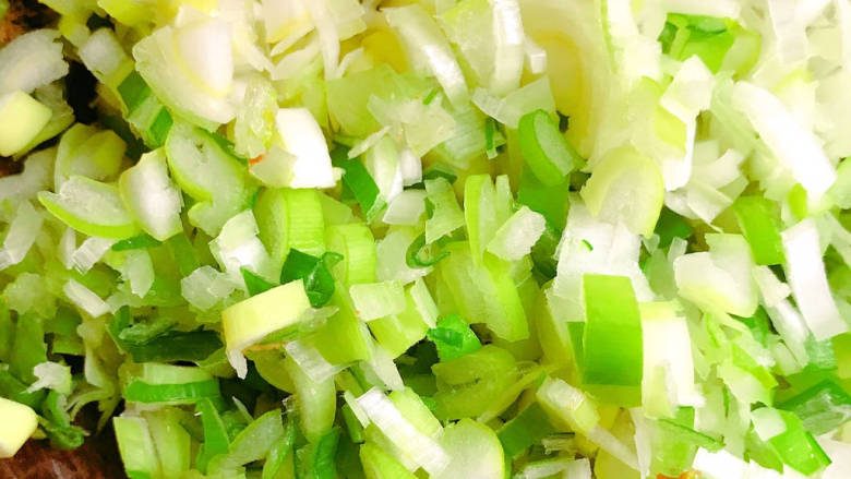 包菜猪肉饺子,切碎