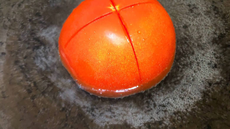 番茄海鲜饭,化十字,让入锅中热水烫皮