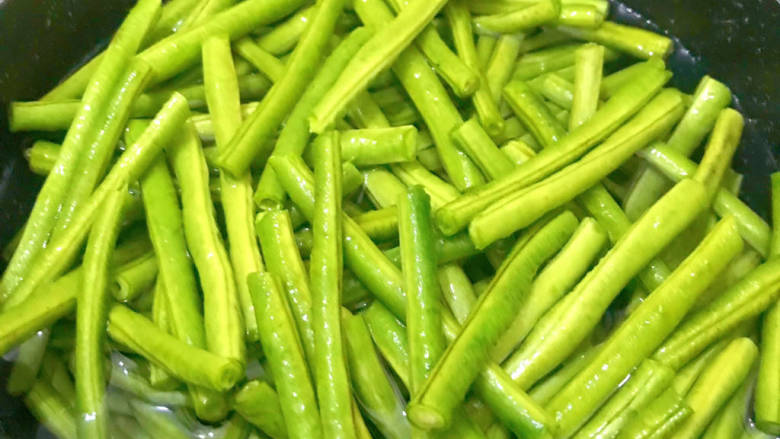 排骨土豆炖豆角,冷水下锅,将豆角放进去煮开