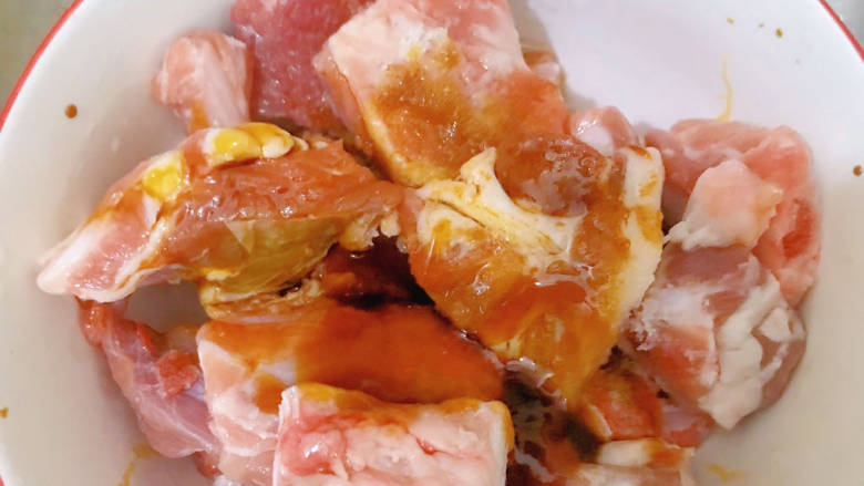 胡萝卜烧排骨,适量的<a style='color:red;display:inline-block;' href='/shicai/ 721'>蚝油</a>