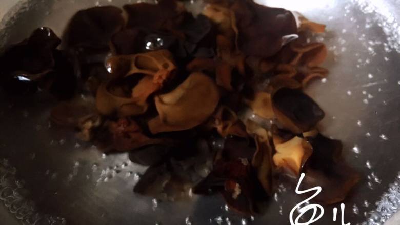 芹菜木耳炒肉丝,泡发的木耳入开水锅焯烫一分钟,捞出沥干水分备用