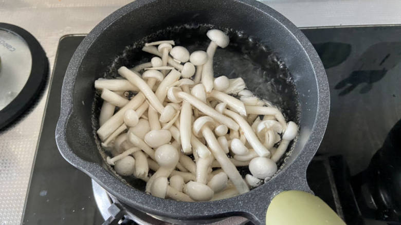 虾滑汤➕番茄白玉菇虾滑汤,坐锅烧水,水开下白玉菇,焯水一分钟捞出