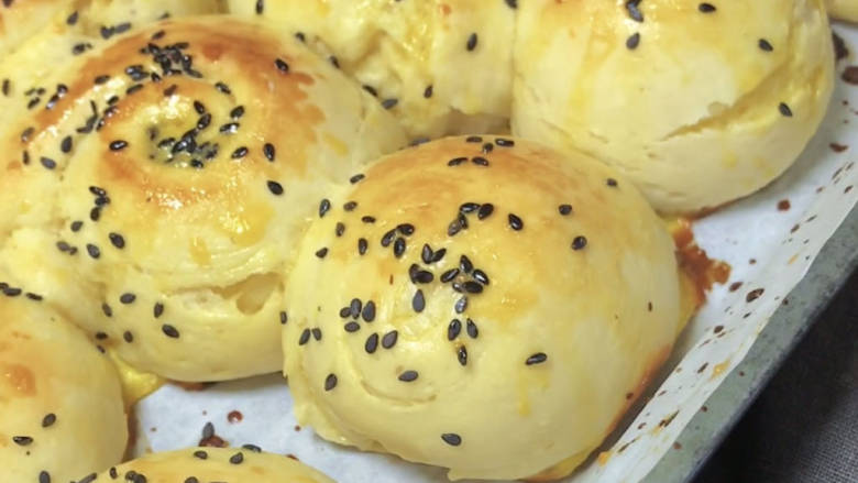 淡奶油小餐包,取出,稍稍放凉(放至第二天更好吃)