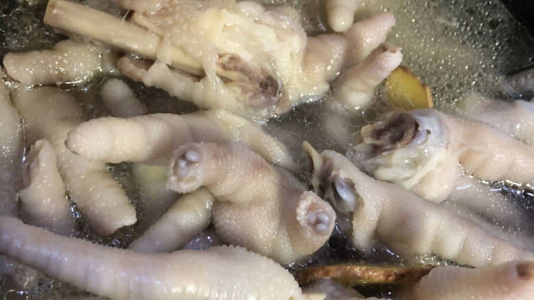 柠檬鸡爪🍋,煮熟后就是这个样子,这个时候可以根据自己家人的口感来