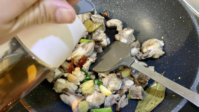 胡萝卜烧排骨,淋一汤匙料酒,翻炒去腥