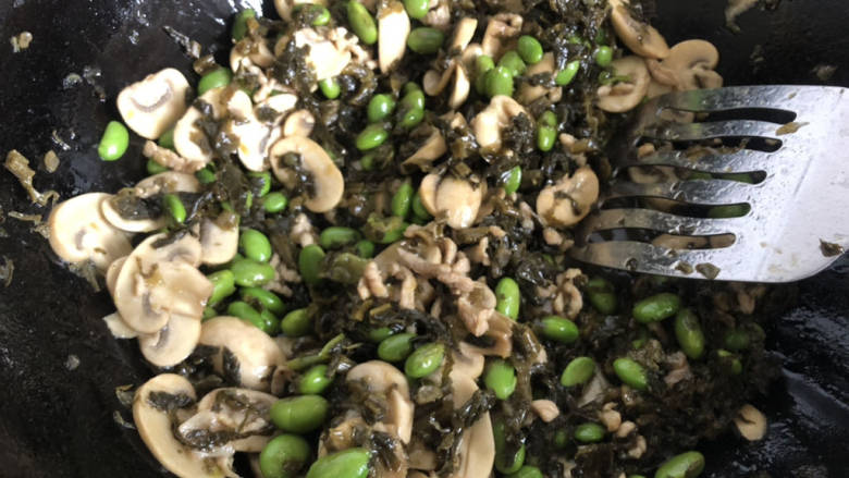 下饭小菜-雪菜毛豆蘑菇肉丝,加入蘑菇,<a style='color:red;display:inline-block;' href='/shicai/ 4613'>肉丝</a>,咸菜翻炒,加调味品翻炒入味。