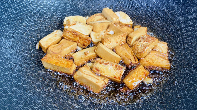 双椒豆干,翻炒上色,豆干易碎,轻轻晃动炒锅即可