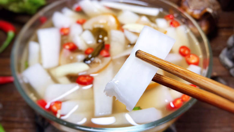 泡萝卜条,第二天取出,即可食用