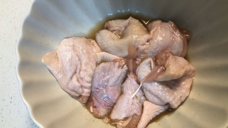 网红土豆酿鸡翅,去除中间的骨头。(不是很容易,要有耐心用剪子一点点剪断筋骨)