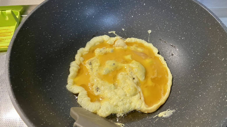 杂炒时蔬➕胡萝卜菌菇鸡蛋炒笋瓜,热锅后加适量加食用油,油温热下蛋液,滑炒成型盛出备用