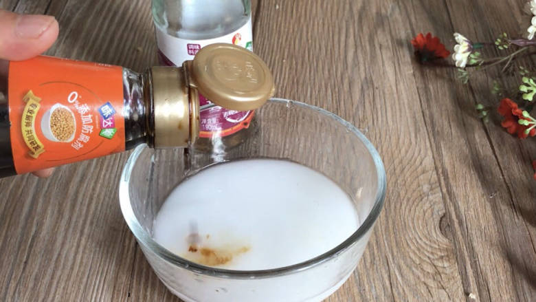 金屋藏娇,备一小碗清水,加入少许淀粉和生抽,拌匀备用