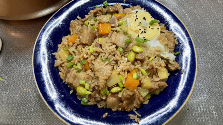 五花肉焖饭,装盘撒少许葱末,开吃吧😄