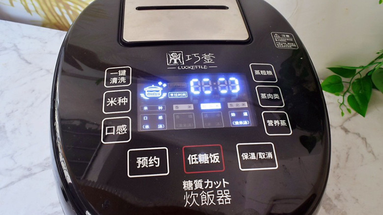 香菇板栗焖饭,盖上盖子,米种选择“丝苗米”,口感选择“劲道”,然后启动“低<a style='color:red;display:inline-block;' href='/shicai/ 10588'>糖</a>饭”模式