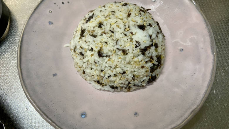 牛油果拌饭,米饭再碗中压实整型,倒扣在盘子上,敲打碗底,即可完整脱模